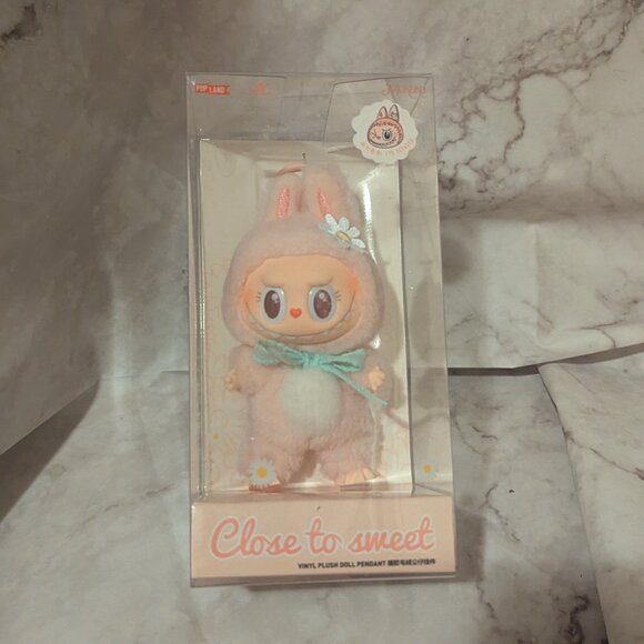 *Exclusive* MOKOKO - Close To Sweet Vinyl Plush Pendant - Picture 1 of 6